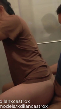 Stronzo Twink Che Si Muove Nella Vasca Da Bagno