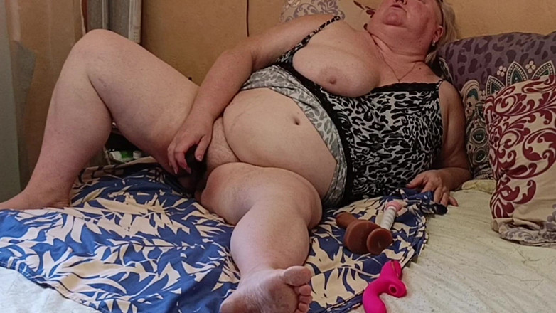 Zona901: Stepmom with Big Pussy Masturbates with Toys