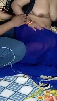 Bhabhi recém-sexy em Sari de cor azul.
