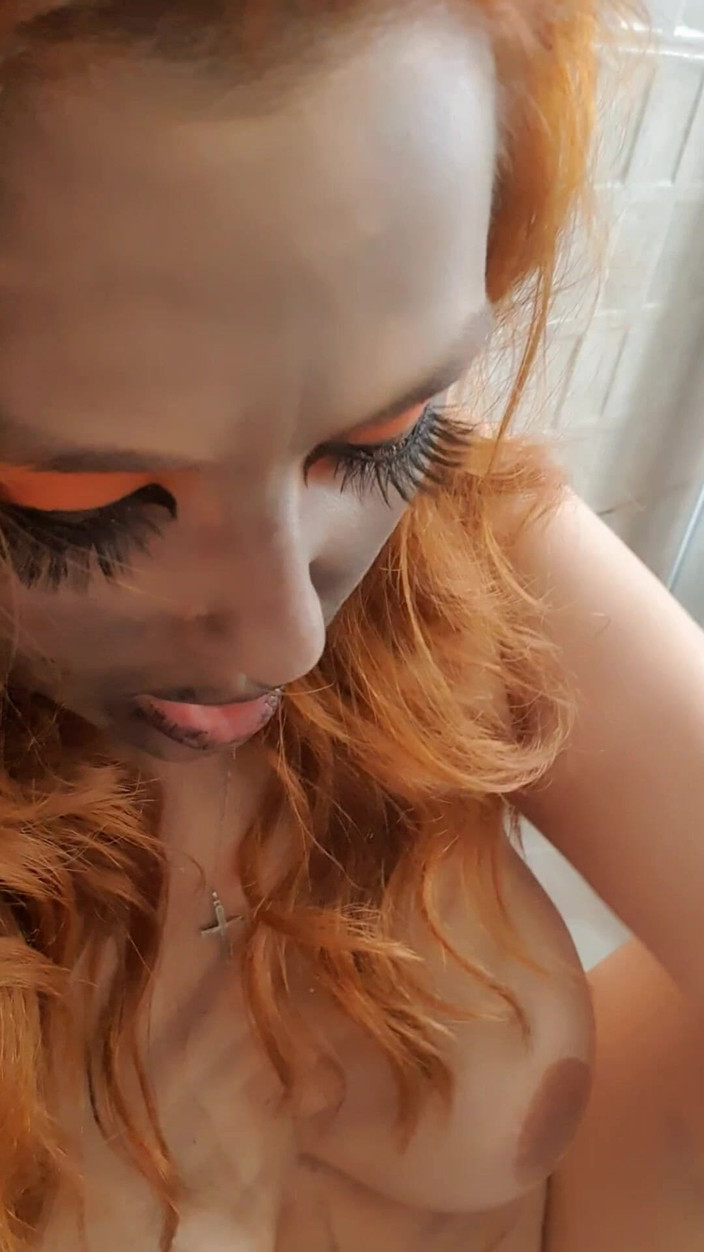 Mandy Foxxx: Halloween teen schlampe squirtet &amp;pissen, dann leckt sie es