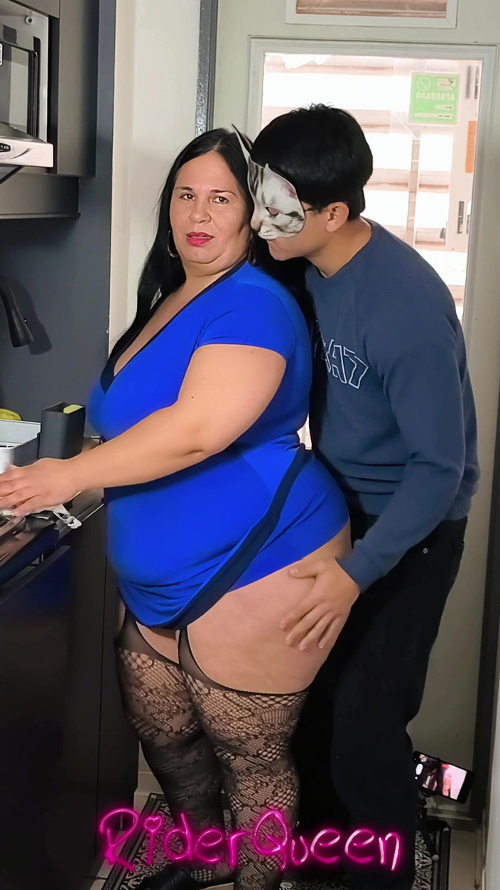Riderqueen BBW Step Mom Latina Ebony: Sexe dans la cuisine - une vraie belle-mère MILF BBW se...