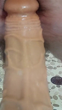 Zbliżenie anal jebanie z dildo w tym ssanie i slobbering, tyłek do ust i wytryski.