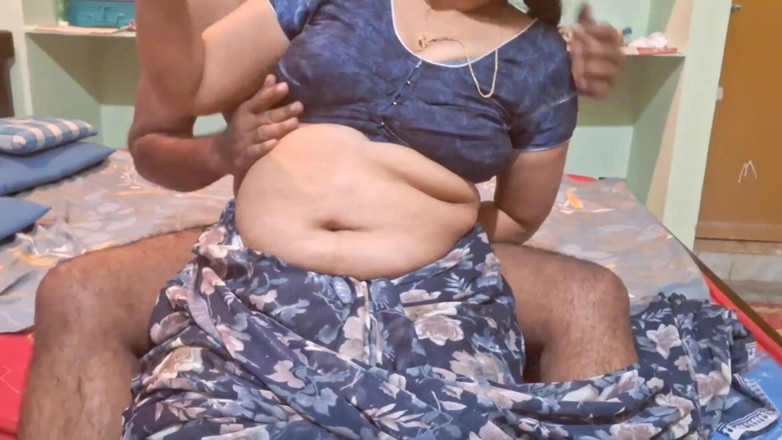 Sexy sindu: Sindu Bhabhiは、猫のクローズアップを示しています