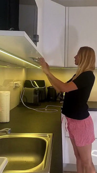 Awek kolej seksi panas dalam seluar pendek terpendek yang pernah berkelip pantat bogelnya dan pepek berubat ketat di dapur