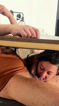 La figliastra cattiva si masturba, fa un pompino e ingoia tutto.
