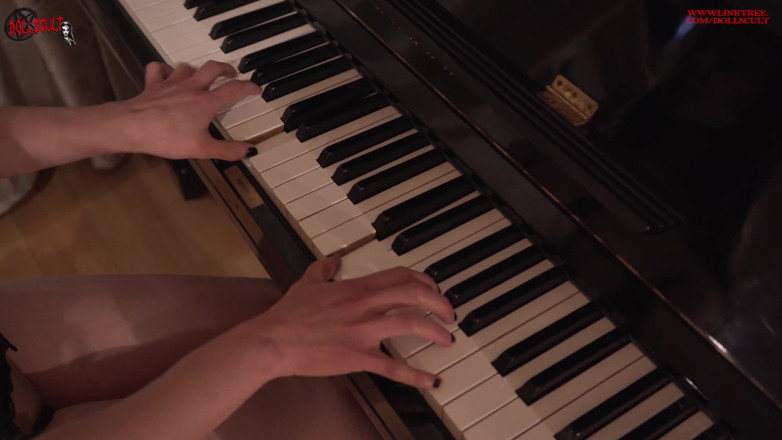 Dolls Cult: Mel fica com tesão enquanto toca piano, se masturba e...