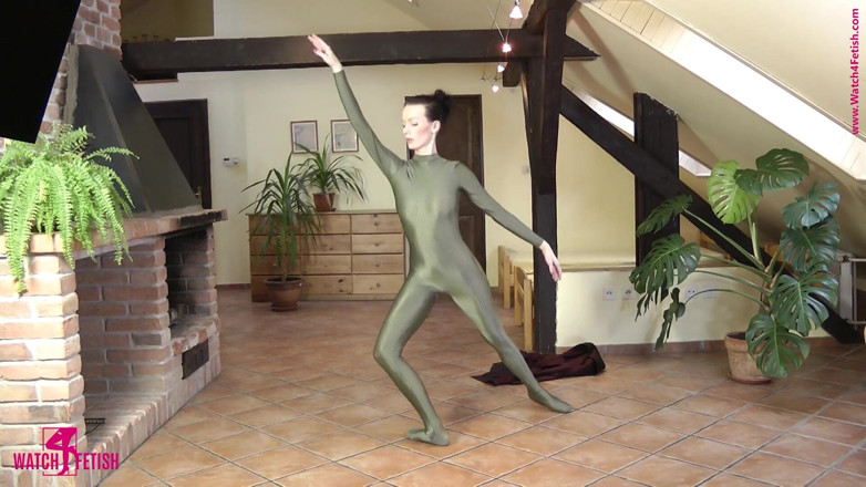 Watch4fetish: Balletto in un costume da gatta verde