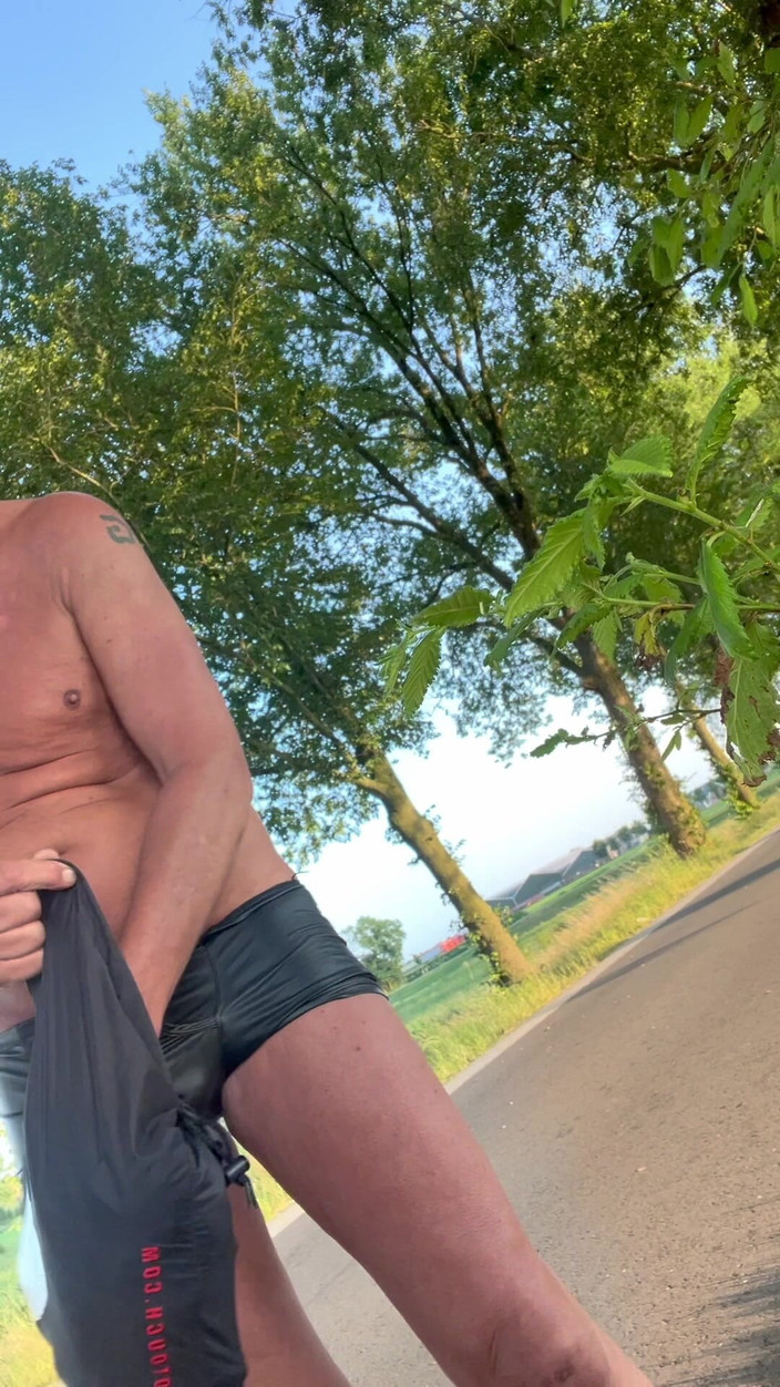 Benb Studio: Undressing on the Public Road