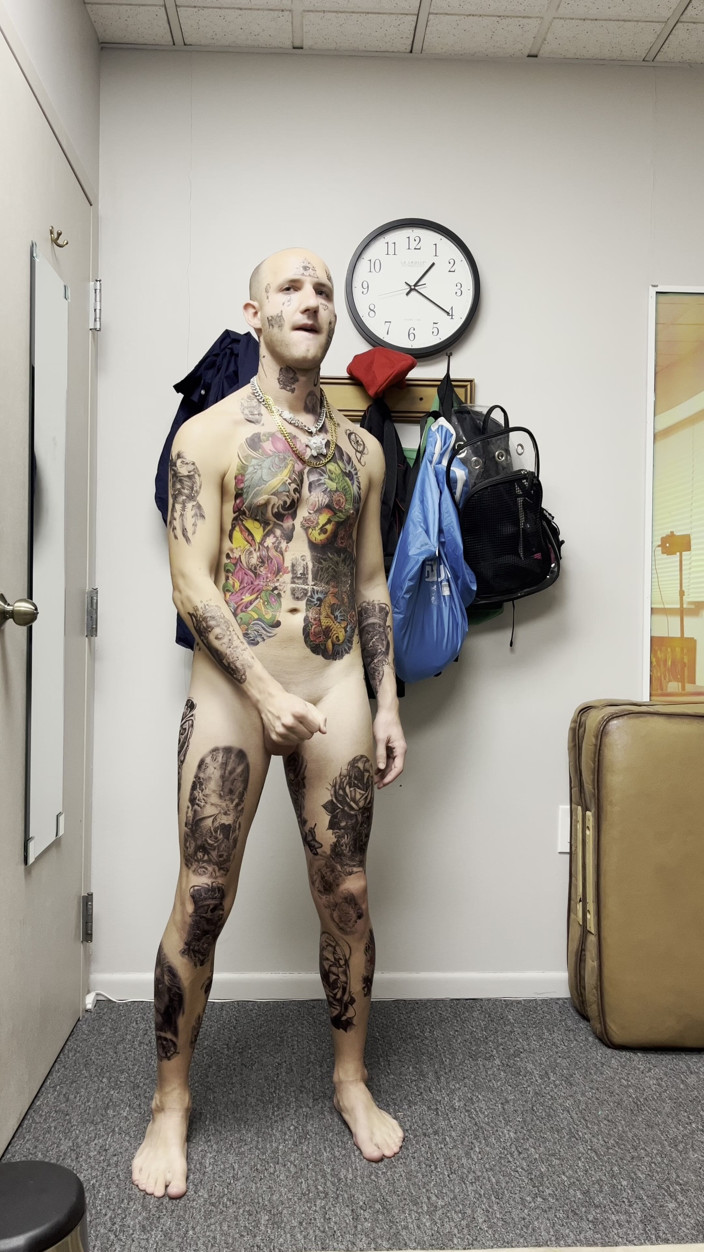 Straight ish Jake Grand: Twink s potetovanou tváří si honí, zatímco šuká robertek