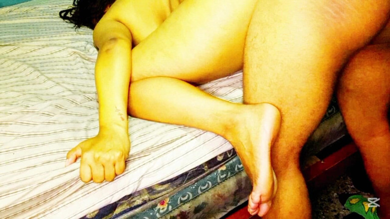 BigassMILF40: Desi bruna con un culone tradimento in tacchi alti