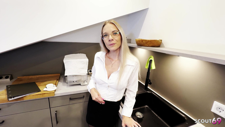 Scout69: Magere Duitse secretaresse tiener Vivi Vallentine krijgt anale creampie neukpartij...