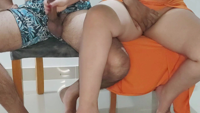 Placer Amateur: मेरी सौतेली बहन की रंडी हमारे सौतेले पिताओं के साथ रात के खाने में बहुत हॉट हो गई - हम पकड़े गए लेकिन वह सवारी करती रही - असली - मामला