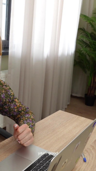 Mijn vriend hoorde bijna mijn kwijl! Ik heb hard geneukt met mijn collega terwijl die man aan de telefoon hing