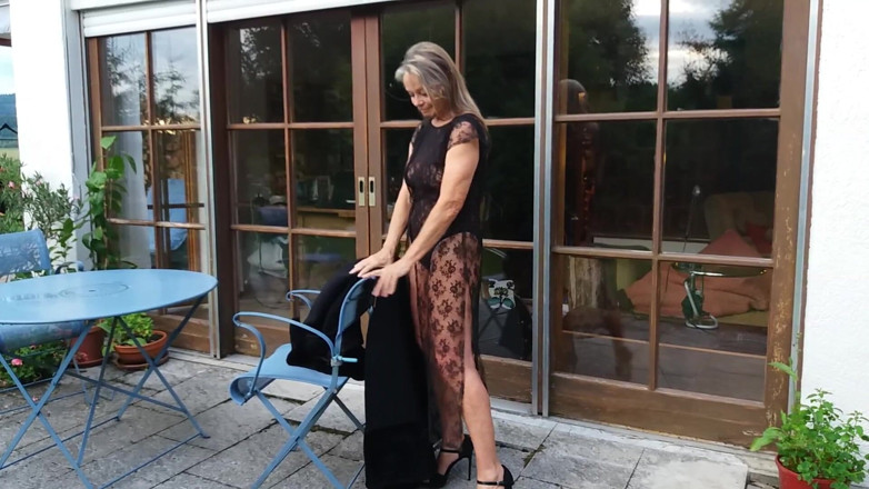 martinawest: Зріла жінка з'являється на вулиці в мереживному боді!