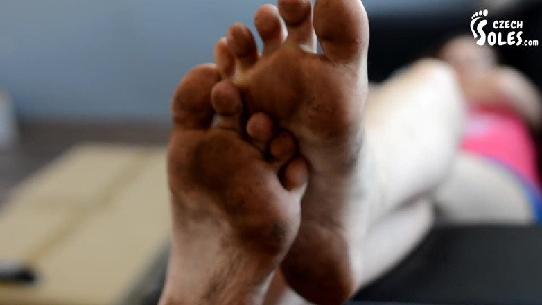 Czech Soles - foot fetish content: Pies sucios y chanclas