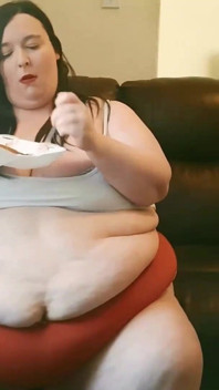 SSBBW BBW in ginocchio sul divano e mutandine