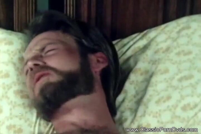 Classic Porn DVDs: Două fete care suge pula unui tip norocos