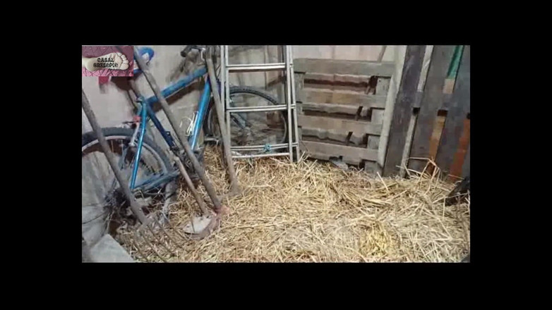 Casal Gresopio BDSM: Seorang hamba lesbian dalam timbunan jerami 1 - Lihat