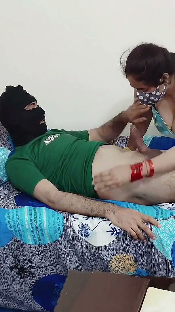 IndianHindiXxx: Fată indiană cu forme cu țâțe mari a făcut sex cu șeful...