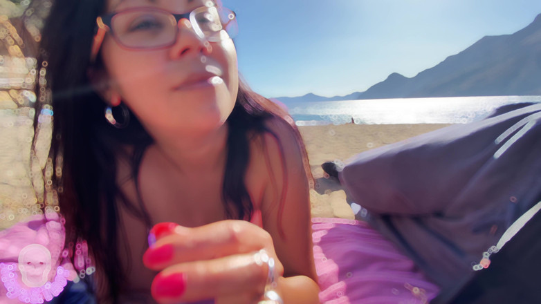 Mayay Thor X: Me desnudo en la playa mientras los hombres miran