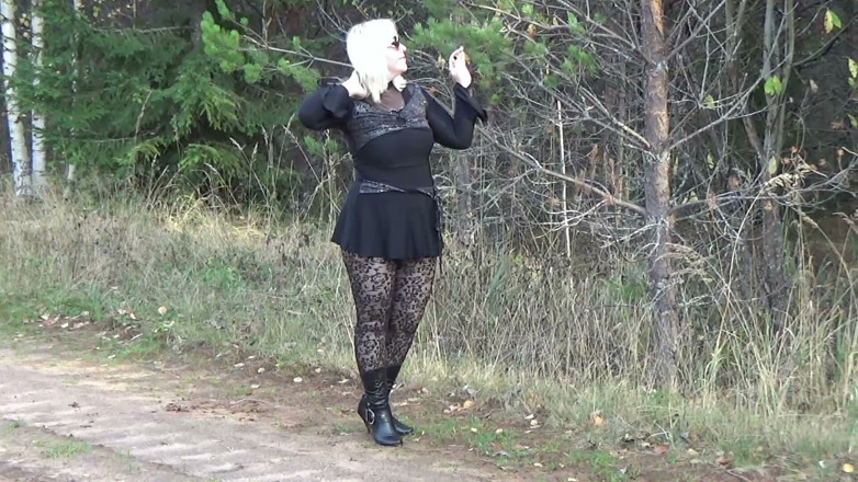 RedRoseRus: Caliente milf en sexy mini vestido