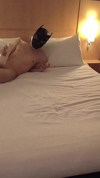 con nghịch ngợm không thể cưỡng lại món đồ chơi yêu thích của mình!