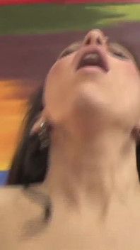 他说他的阴茎不是那么大，所以另一个男人操了一个女孩。