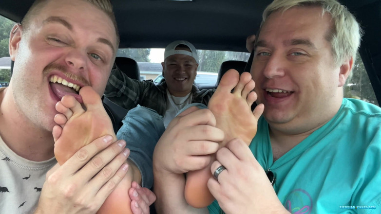Ticklish Chubs: Snyft: milus zahlt mit seinen füßen