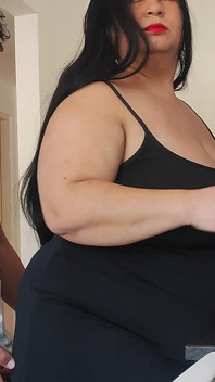 Het kärleksfull styvmamma, solo fans i slow motion, i köket
