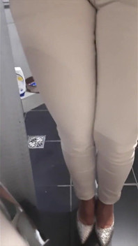 Zoufalé močení v White Jeans a Higheel