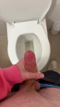 Geiler twink beim streicheln im badezimmer erwischt!