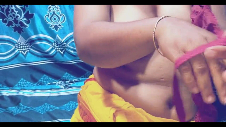 Renuka Porn 24: Une Indienne porte un sari