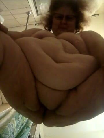BBW nurse Vicki adventures with friends: SSBBW stripping in the bathroom
