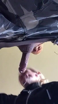 Boquete e cam na boca na cozinha whit pequena loira