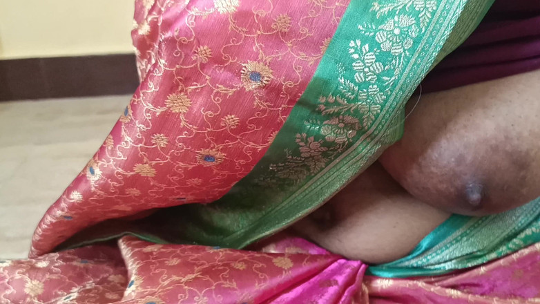 Laxi ammu: Saree bär hus fru