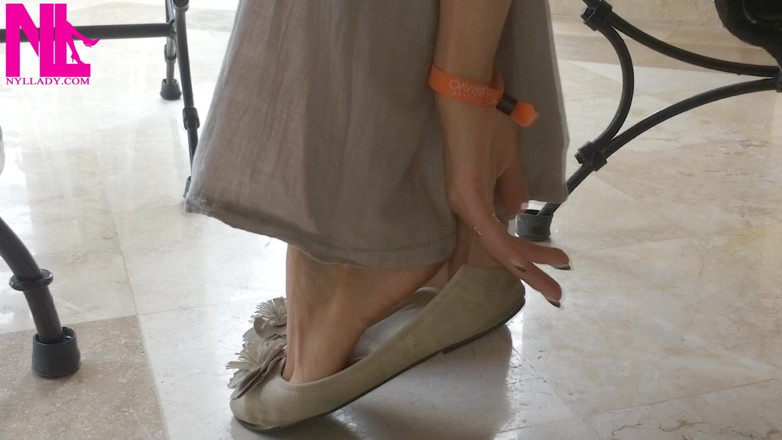 Nyllady: Balletto ballerino gioca con le scarpe a piedi nudi