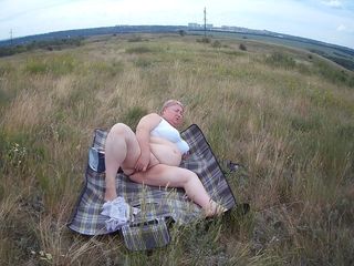 Sweet July: Dikke vrouw masturbeert met een speeltje in het veld