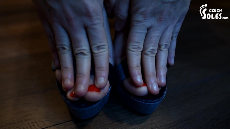 Czech Soles - foot fetish content: Милфа показывает свои большие босые ступни и высокие каблуки