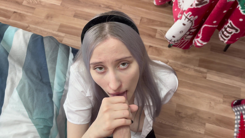 LapkaLu: 在自慰时抓住了我的继妹，射了两次