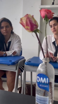 Profesor svádí studenta, aby se v dalším kurzu