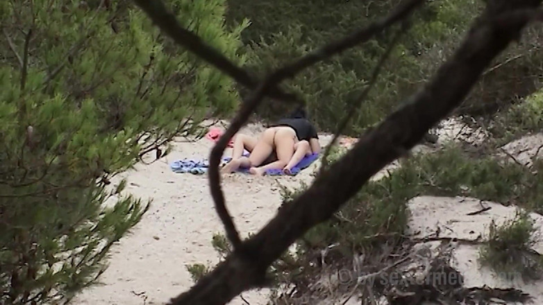 Sextermedia by Pete: Couple Spied on While Fucking on the Beach