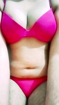 Індійський гей кроссдрессер gaurisissy xxx секс у рожевій нижній білизні медового місяця