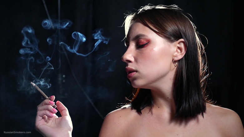 Russian Smokers: Yavaş duman baştan çıkarma sakin özgüven gece geç saatlerde