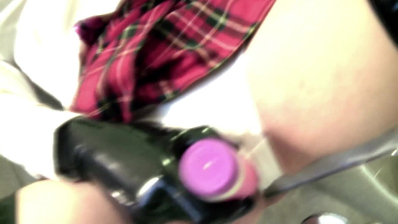Toy Sluts: Masturbándose en el baño con su vibrador