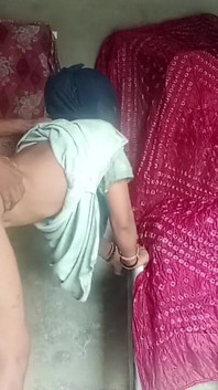 Une bhabhi desi du village se fait baiser la chatte