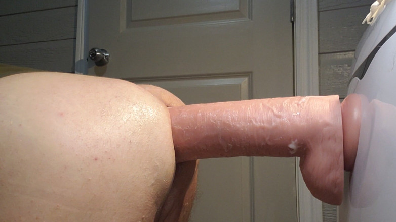 Charlieboy69: Estirando mi culo con un enorme consolador king cock de 15...