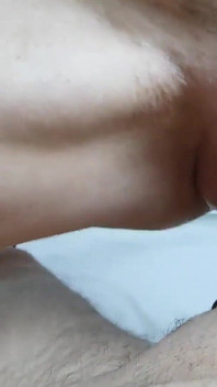 Pompalanmış bir amcık büyük bir yaraktan tüm dölleri sıkıyor