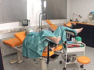 Rubber & Clinic Studio - 1ATOYS: Y tá trong trang phục phẫu thuật màu xanh lá...