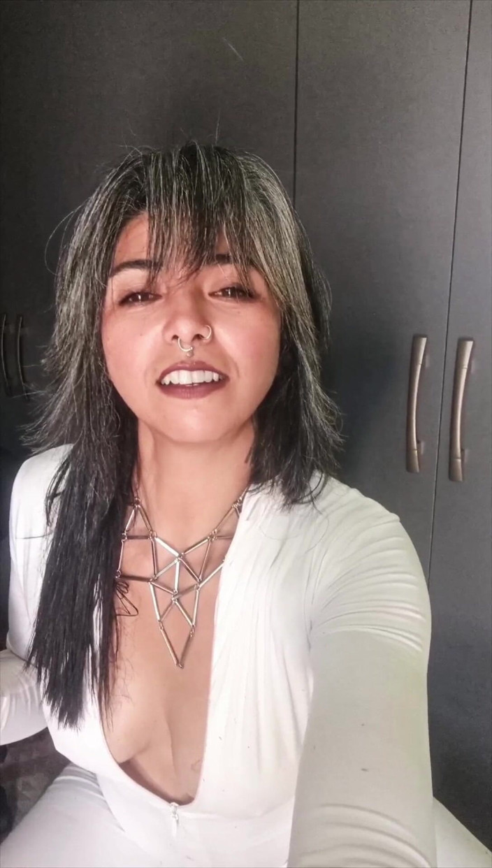 Casia Castro: Arahan untuk Merokok dalam Sut Putih yang Cantik