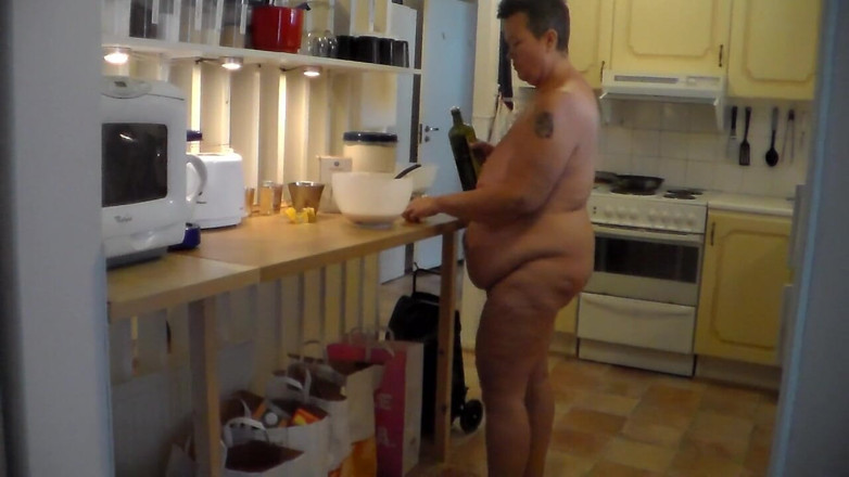 Sex hub couple: Jen is baking nude
